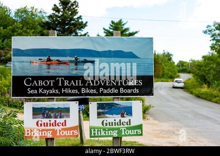 Nova Scotia, Cape Breton Island, Aug 2018: Cabot Trail Adventures Schild begrüßt Touristen, bietet geführte Wanderungen, Kajaks und Paddle Boards Stockfoto