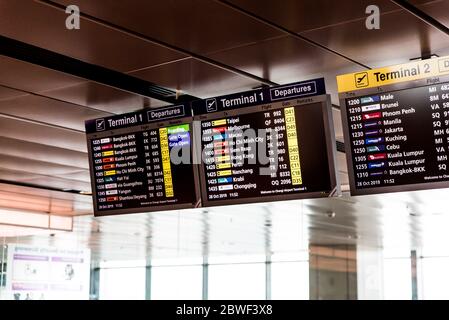 Singapur, 2019. Nov.: Abflugsteig mit Fluginformationen: Bordzeit, Flugnummer, Zielort und Flugsteig-Nummer. Große Bildschirme in Changi Stockfoto