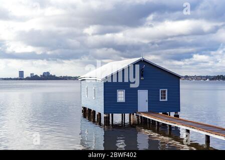 Perth, Nov 2019: Das berühmte kleine blaue Bootshaus - das Crawley Edge Boatshed am Swan River in Crawley in Perth. Tourismus in Westaustralien Stockfoto