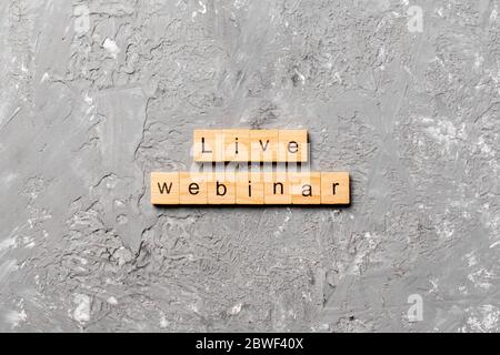 Live-Webinar Wort auf Holzblock geschrieben. Live-Webinar-Text auf Zementtisch für Ihre Design, Konzept. Stockfoto