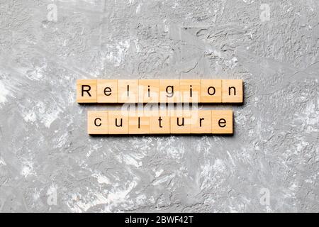 Religion Kultur Wort auf Holzblock geschrieben. Religion Kultur Text auf Zementtisch für Ihr Design, Konzept. Stockfoto