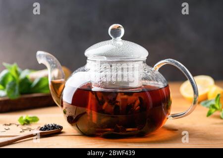 Schwarzer Tee in einer Teekanne aus Glas gebraut. Chinesischer schwarzer Tee. Kopierbereich Stockfoto