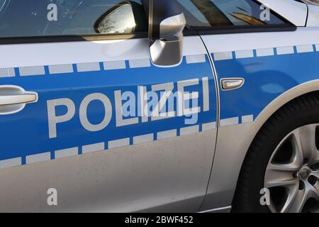 Berlin, Deutschland - 06. Mai 2020: Deutsche Polizeiinschrift auf einer Autotür Stockfoto