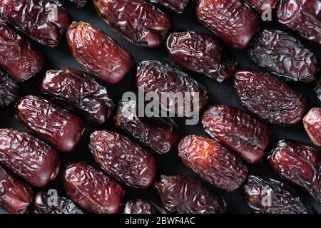 Getrocknete Datteln Hintergrund Textur Draufsicht. Leckere getrocknete Datteln. Islamisches Essen Stockfoto