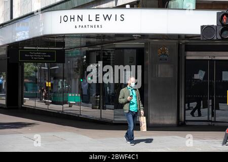 Fußgänger tragen weiterhin Facemarks entlang der Oxford Street, während sich die Unternehmen darauf vorbereiten, am 15. Juni nach der Sperrung des Coronavirus in London, Großbritannien, wieder zu eröffnen Stockfoto