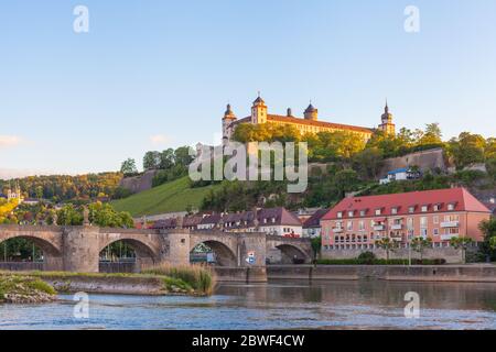 Alte Brücke und Festung Marienberg in Würzburg Stockfoto