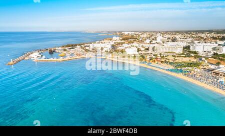 Vogelperspektive auf Pantachou - Limanaki-Strand (Kaliva), Ayia Napa, Famagusta, Zypern. Die Wahrzeichen Touristenattraktion Bucht mit goldenem Sand, sma Stockfoto