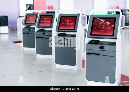 Elektronische Bordkarten mit Selbstbedienung am internationalen Flughafen. Selbstabfertigung. Drucken von Gepäckanhänger für Passagiere Stockfoto