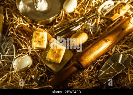 Flache Eier, Käse und Holznadel. Bio-Produkte auf rustikalem Heu Hintergrund. Konzept von Delikatessen und Gourmet-Essen Stockfoto