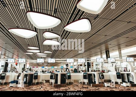 Singapur, Changi Airport, Nov 19: Modernes Interieur der Abflughalle. Elektronische Schalter für die Gepäckaufgabe am Flughafen. Selbstanfertigung Stockfoto