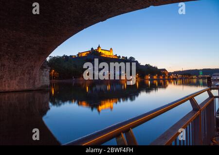 Unter einer Brücke in Würzburg Stockfoto