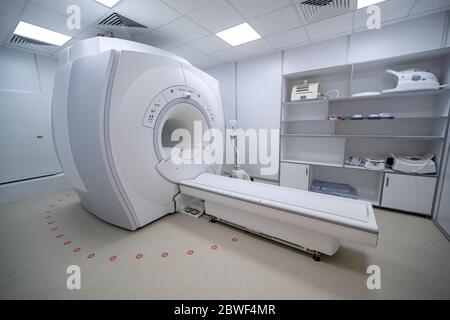 Vollständiges CAT-Scan-System in einer Krankenhausumgebung. Kernspintomographie-Scan. Krankenhaus-Tomographie Magnetresonanztomographie Stockfoto