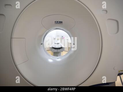 Vollständiges CAT-Scan-System in einer Krankenhausumgebung. Kernspintomographie-Scan. Krankenhaus-Tomographie Magnetresonanztomographie Stockfoto
