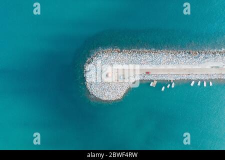 Gelidonya Meer Dron View Leuchtturm am Kap im Mittelmeer, Luftaufnahme Drohne Shooting, Antalya Provinz in der Türkei. Stockfoto