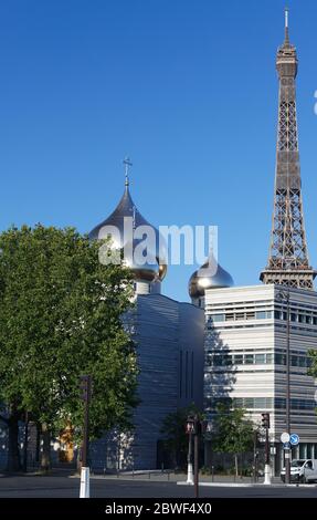 Blick auf die russisch-orthodoxe Kirche Kathedrale der Heiligen Dreifaltigkeit in der Nähe des Eiffelturms in Paris, mit dem Spitznamen Sankt Wladimir. Paris. Stockfoto