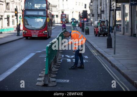 Die Bürgersteige der Regent Street werden für Fußgänger auf soziale Distanz erweitert, da sich die Straßen nach der Sperrung des Coronavirus in London, Großbritannien, wieder öffnen Stockfoto