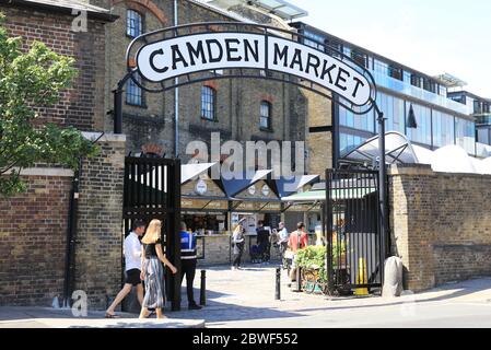 London, Großbritannien. Juni 2020. Der Camden-Markt wird am 1. Juni 2020 im Norden Londons wiedereröffnet, da die Beschränkungen für Coronavirus nachlassen. Das Tor zum Stallungen Markt ist wieder geöffnet. Monica Wells/Alamy Live News Stockfoto