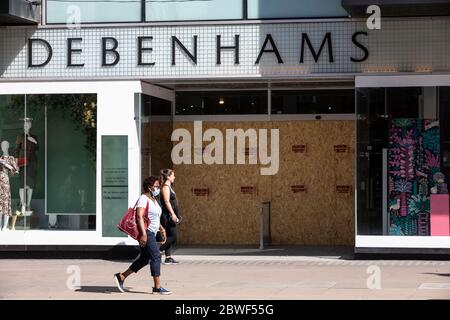 Fußgänger tragen weiterhin Facemarks entlang der Oxford Street, während sich die Unternehmen darauf vorbereiten, am 15. Juni nach der Sperrung des Coronavirus in London, Großbritannien, wieder zu eröffnen Stockfoto