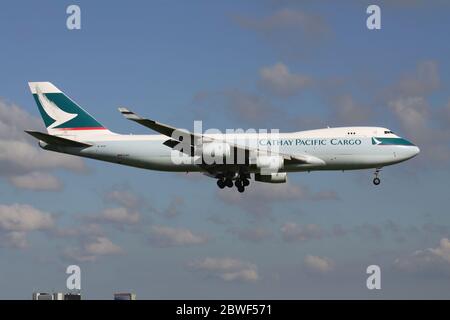 Cathay Pacific Cargo Boeing 747-400F mit Registrierung B-HUH auf kurzem Finale für Amsterdam Airport Schiphol. Stockfoto