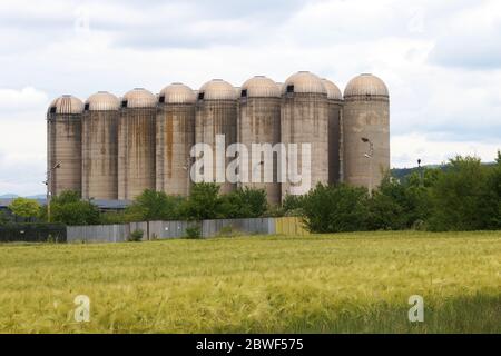 Verlassene alte Betonsilos in der Nähe des Dorfes Lokorsko in der Nähe von Sofia, Bulgarien Stockfoto