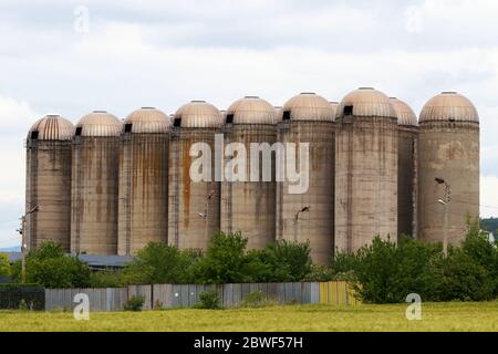 Verlassene alte Betonsilos in der Nähe des Dorfes Lokorsko in der Nähe von Sofia, Bulgarien Stockfoto