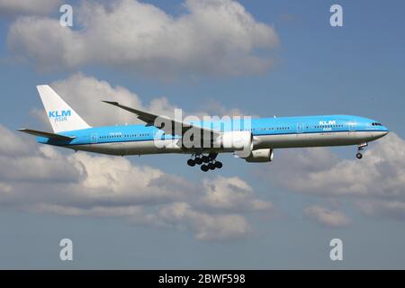 KLM asia Boeing 777-300 mit Registrierung PH-BVB im Kurzfinale für den Flughafen Amsterdam Schiphol. Stockfoto