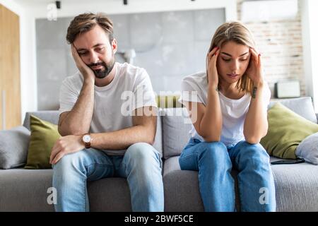 Portrait des frustrierten Paares sitzen auf der Couch und streiten sich miteinander. Stockfoto