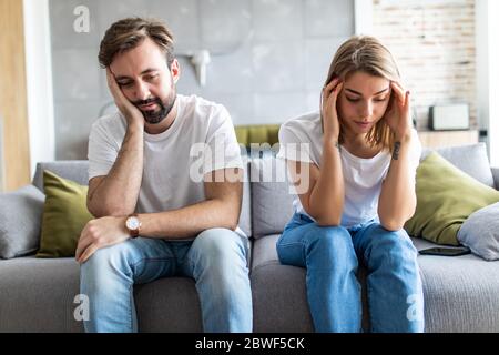 Portrait des frustrierten Paares sitzen auf der Couch und streiten sich miteinander. Stockfoto