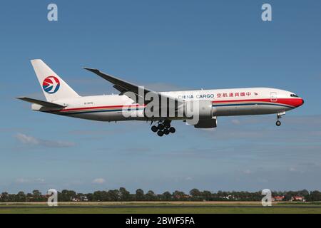 China Cargo Boeing 777F mit Registrierung B-2076 auf dem kurzen Finale für die Landebahn 18R (Polderbaan) des Amsterdamer Flughafens Schiphol. Stockfoto