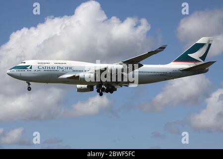 Cathay Pacific Boeing 747-400 mit Registrierung B-HUJ im Kurzfinale für Amsterdam Airport Schiphol. Stockfoto