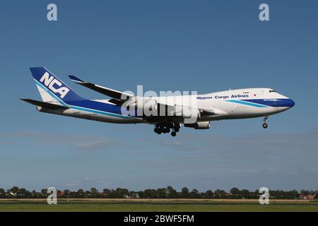 Japanische Nippon Cargo Airlines Boeing 747-400F mit Registrierung JA02KZ auf kurzem Finale für die Start- und Landebahn 18R (Polderbaan) des Amsterdamer Flughafens Schiphol. Stockfoto