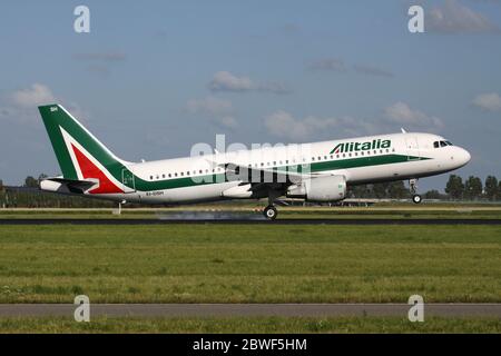 Die italienische Alitalia Airbus A320-200 mit Registrierung Ei-DSH landete gerade auf der Landebahn 18R (Polderbaan) des Amsterdamer Flughafens Schiphol. Stockfoto