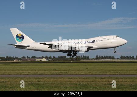 Saudi Arabian Cargo Boeing 747-200F mit Registrierung EK74799 auf kurzem Finale für die Start- und Landebahn 18R (Polderbaan) des Amsterdamer Flughafens Schiphol. Stockfoto