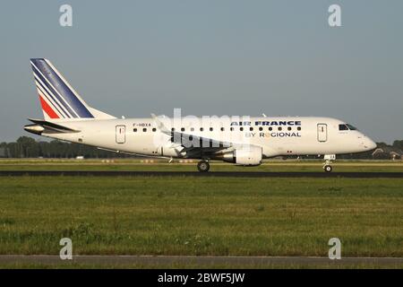 Regional Embraer 170 in Air France Lackierung mit Registrierung F-HBXA landete gerade auf der Landebahn 18R (Polderbaan) des Amsterdamer Flughafens Schiphol. Stockfoto