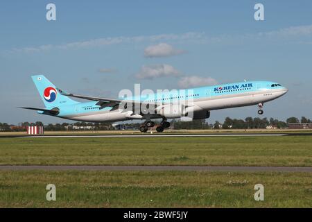 Koreanischer Air Airbus A330-300 mit Registrierung HL7587 auf kurzem Finale für die Start- und Landebahn 18R (Polderbaan) des Amsterdamer Flughafens Schiphol. Stockfoto