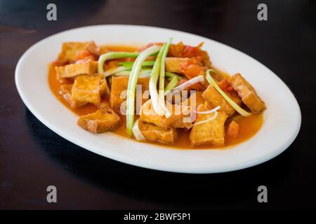 Köstlicher frischer Tofu in Tomate geschmort. Traditionelle vietnamesische Küche wird im lokalen Restaurant auf Phu Quoc, Vietnam, serviert. Stockfoto