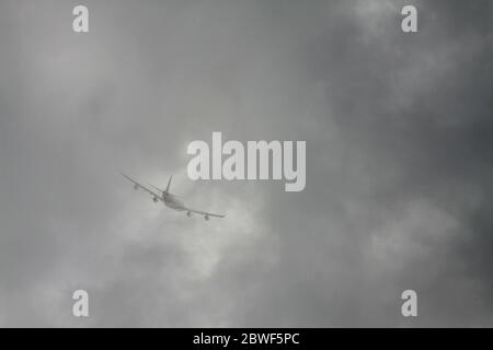 Flugzeuge fliegen nach dem Abflug in schlechtes Wetter Stockfoto