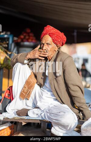 Porträt eines Rajasthani-Mannes Stockfoto