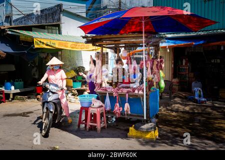Phu Quoc, Vietnam - Januar 2020 : Morgenmarkt in Duong Dong, Phu Quoc. Lokaler Markt für frische Lebensmittel. Stockfoto