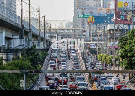 (200601) -- MANILA, 1. Juni 2020 (Xinhua) -- Fahrzeuge sind am 1. Juni 2020 in Manila, Philippinen, in einem Stau stecken. Der philippinische Präsident Rodrigo Duterte kündigte am 28. Mai an, die Sperrbeschränkungen in Metro Manila ab dem 1. Juni weiter zu lockern, um mehr Unternehmen und den Transport wieder zu öffnen. (Xinhua/Rouelle Umali) Stockfoto