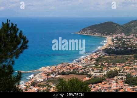 Panoramablick auf die Stadt Castellabate, in Cilento, vom Belvedere von San Costabile, Blick auf die Küste und das Mittelmeer. Stockfoto