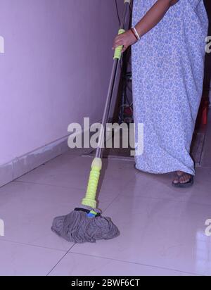 Ein indischer Reiniger wischt oder reinigt den Boden Stockfoto