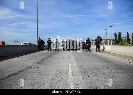 Ein Team von Polizisten blockiert den Eingang zur Autobahn Interstate 10 in Santa Monica in Richtung Osten, während eines Protestes gegen die Ermordung von George Floyd.Demonstranten gingen am fünften Tag in Folge auf die Straßen von Los Angeles, um gegen die Ermordung von George Floyd Stellung zu nehmen Durch den ehemaligen Minneapolis Polizeibeamten, Derek Chauvin. Viele der Plakate versammelten sich in Santa Monica, wo ein friedlicher Protest bald in Zusammenstöße mit der Polizei und schwere Plünderungen durch viele Demonstranten ausging. Stockfoto