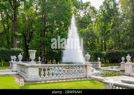 Peterhof, Pyramidenbrunnen im Unteren Park Stockfoto