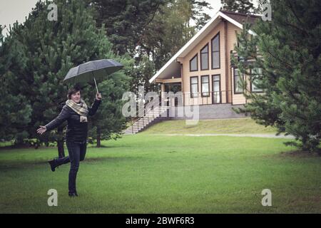 Landhäuser mit Holz und Holz in der grünen Umgebung. Gemütliche umweltfreundliche Häuser aus Naturholz, Bungalows für Familien. Stockfoto