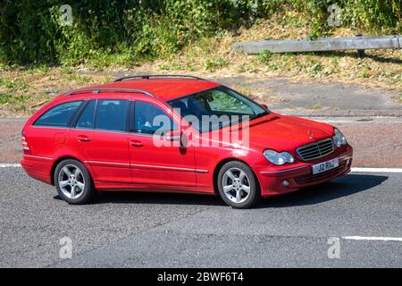 2004 rot Mercedes C200 CDI Avantgarde SE; Motorradfahrer; Zweiradtransport, Motorräder, Fahrzeug, Straßen, Motorräder, Motorradfahrer, die auf der Autobahn M6 Chorley fahren, Großbritannien Stockfoto