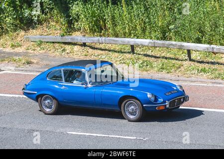 1972 70s BLUE Jaguar 2+2 E Type; Fahrzeugverkehr, Fahrzeuge, die Fahrzeuge auf britischen Straßen fahren, Motoren, Fahren auf der Autobahn M6 Stockfoto