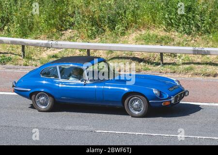 1972 70s Blauer Jaguar 2+2 E-Type in den Siebzigern; Fahrzeuge im Fahrzeugverkehr, Fahrzeuge, die auf britischen Straßen fahren, Motoren, Autobahnfahrt auf der M6 Stockfoto