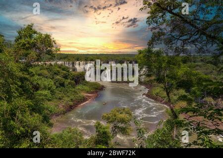 Die Iguazu Wasserfälle auf der argentinischen Seite. Von der brasilianischen Seite fotografiert. Stockfoto