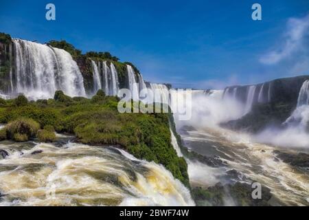 Blick auf die Iguazu Wasserfälle. Im Hintergrund die Garganta del Diablo, die Teufelsschlund. Fotografiert von der brasilianischen Seite. Stockfoto